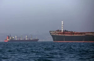 Somali pirates demand $10 million and threaten the crew