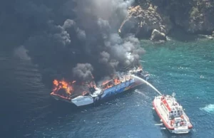 Fire breaks out on a tour boat – VIDEO